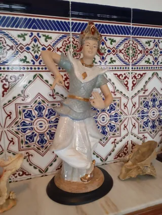 Figura porcelana bailarín tailandés oro