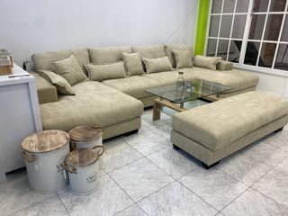 Sofá rinconera beige con puff