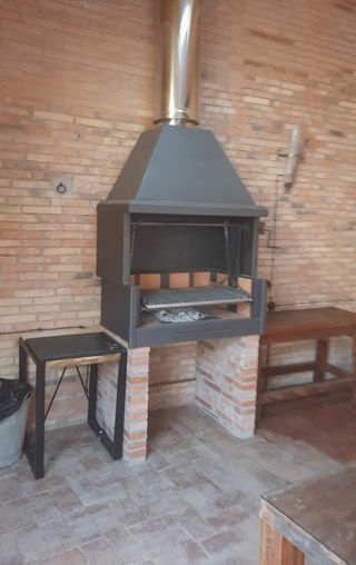 Barbacoa de obra con campana metálica
