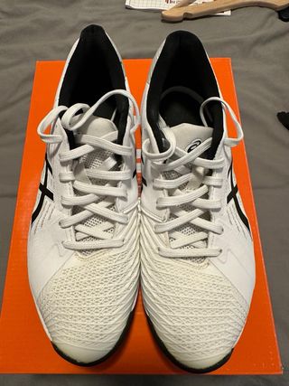 Zapatillas de pádel ASICS blancas y negras