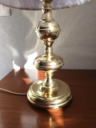 Lámpara de mesilla dorada y tela