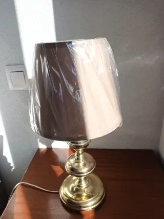 Lámpara de mesilla dorada y tela