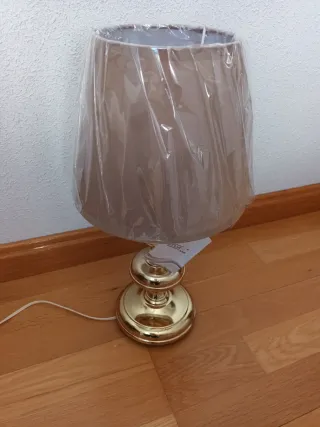 Lámpara de mesilla dorada y tela