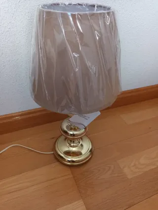 Lámpara de mesilla dorada y tela