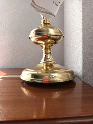 Lámpara de mesilla dorada y tela