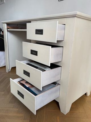 Scrivania in legno bianco con cassetti