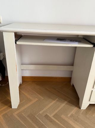 Scrivania in legno bianco con cassetti