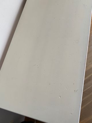 Scrivania in legno bianco con cassetti