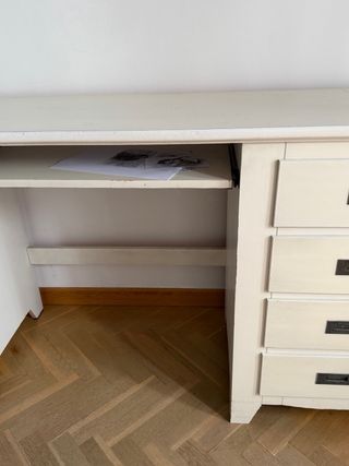 Scrivania in legno bianco con cassetti