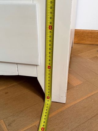 Scrivania in legno bianco con cassetti