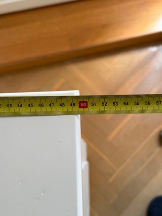 Scrivania in legno bianco con cassetti