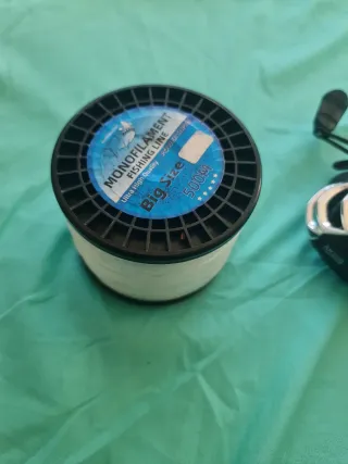 Carrete de pesca con sedal