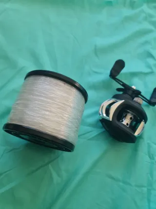 Carrete de pesca con sedal