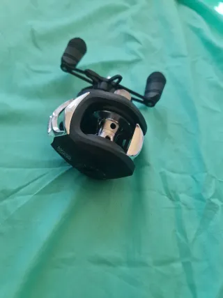 Carrete de pesca con sedal