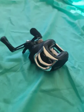 Carrete de pesca con sedal