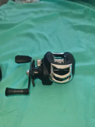 Carrete de pesca con sedal