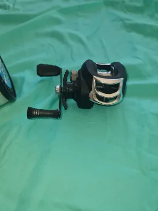 Carrete de pesca con sedal