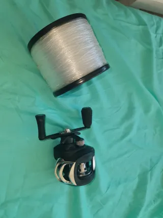 Carrete de pesca con sedal