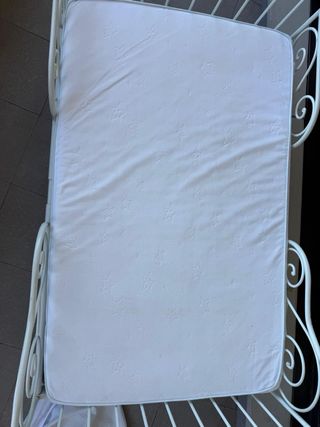 Cama infantil Ikea con somier y colchón