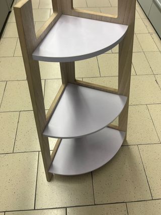 Estantería de esquina de madera y plástico