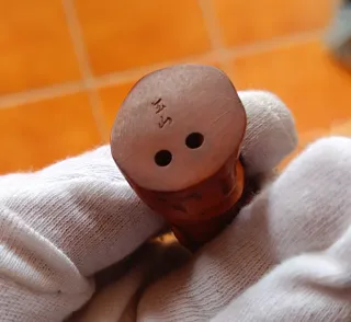 Antiguo netsuke japones. Firmado. Mujer lavandose