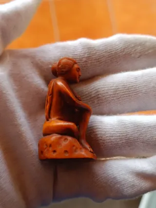 Antiguo netsuke japones. Firmado. Mujer lavandose