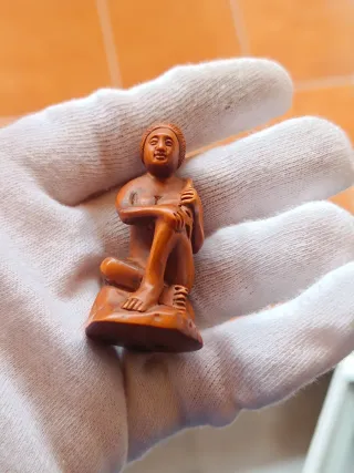 Antiguo netsuke japones. Firmado. Mujer lavandose