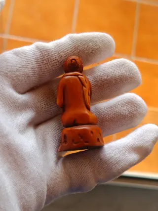 Antiguo netsuke japones. Firmado. Mujer lavandose