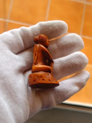 Antiguo netsuke japones. Firmado. Mujer lavandose