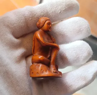 Antiguo netsuke japones. Firmado. Mujer lavandose