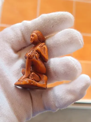Antiguo netsuke japones. Firmado. Mujer lavandose