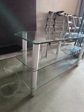 Mesa de cristal y metal