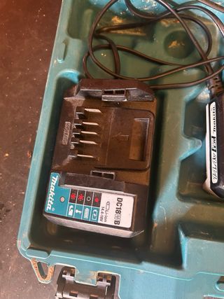 Atornillador Makita con cargador y baterías 14.4v