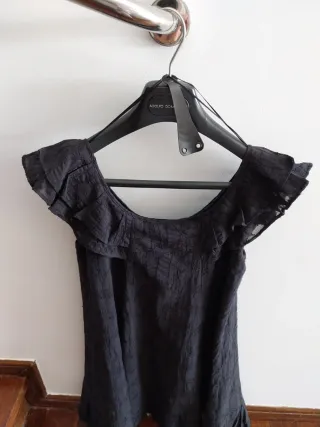 Vestido negro con volantes