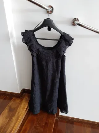 Vestido negro con volantes