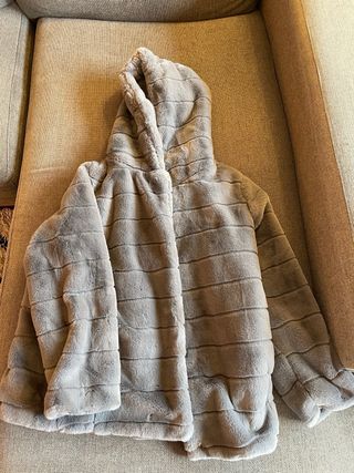 Chaqueta de pelo gris con capucha