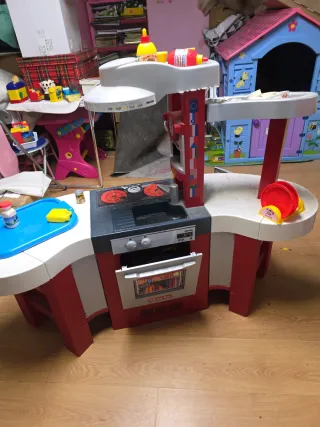 Cocinita de juguete Miele para niños y accesorios.