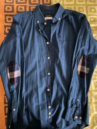 Camisa de hombre azul con parches