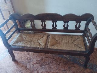 Banco de madera rústico con asiento de yute