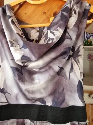 Elegante vestido floral gris y blanco