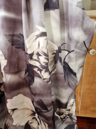 Elegante vestido floral gris y blanco