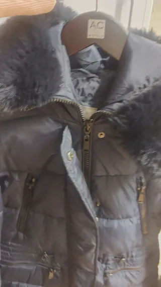 Abrigo acolchado azul marino con pelo