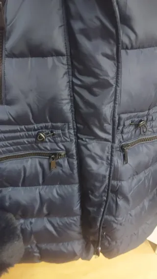 Abrigo acolchado azul marino con pelo