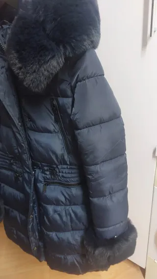 Abrigo acolchado azul marino con pelo