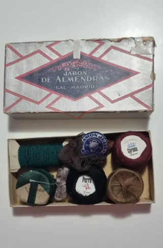 Conjunto de ovillos de lana y hilo empezados