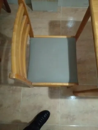 Mesa de madera con 2 sillas