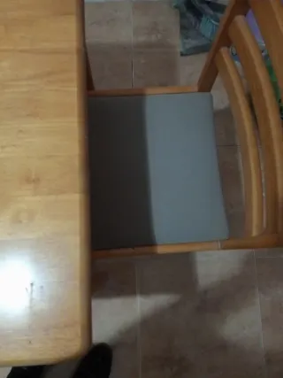 Mesa de madera con 2 sillas