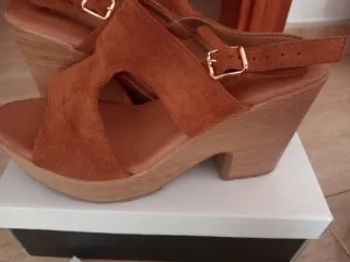 Zapatos tacón polipiel marrón talla 40.