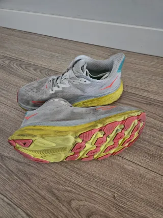 Zapatillas Hoka grises y amarillas