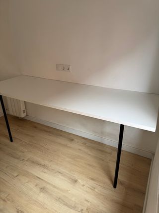 Mesa de escritorio blanca y negra